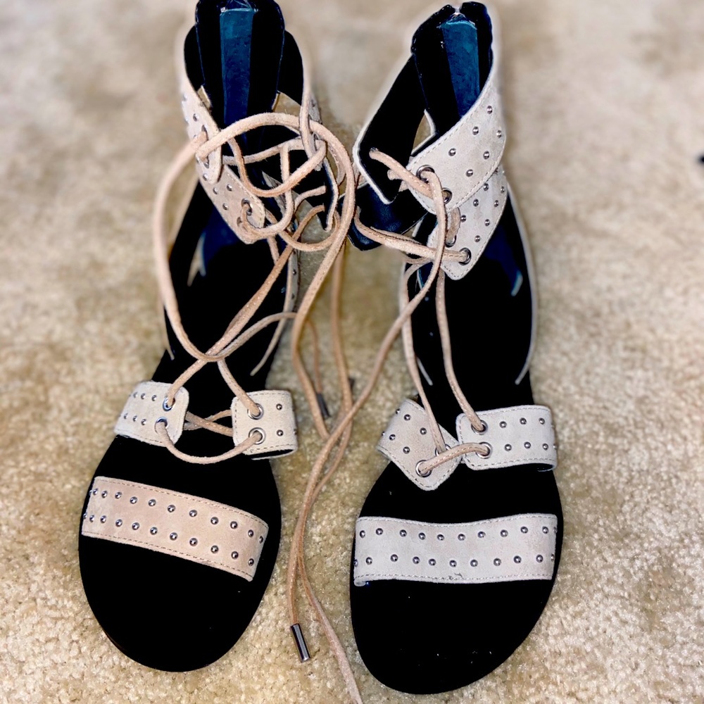 Tied up stud sandals 🤎